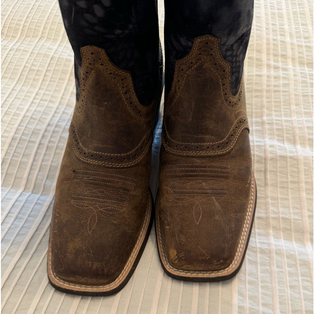 Women’s Ariat leather boots size 8 Cowboy boots
